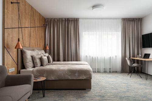马达伯乐斯拉夫Hotel Osvit的酒店客房,配有床和沙发