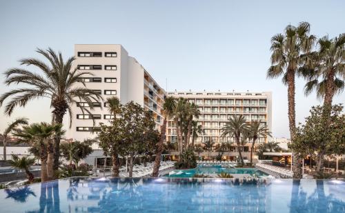 马尔格莱特德玛AQUA Hotel Silhouette & Spa - Adults Only的一张拥有游泳池和棕榈树的酒店形象