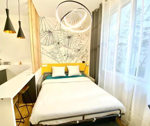 巴黎Superb Mini Loft close Montmartre 2 people的一间小卧室,配有床和窗户