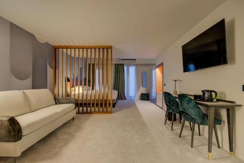 马赛阿历克斯Spa酒店的客厅配有沙发和桌子