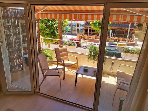 阿尔比尔Albirelax的设有一个配有桌椅并享有美景的阳台。