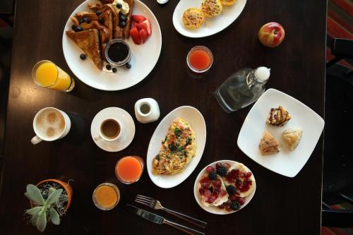 印第安纳波利斯亚历山大，一间温馨的酒店的一张桌子,上面放着早餐盘