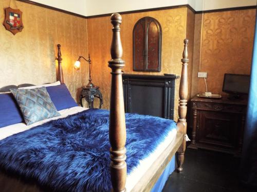 科尔福德欧德维卡里奇住宿加早餐旅馆的一间卧室配有一张带蓝色毯子的床