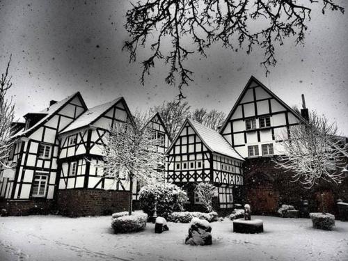 韦特Fünf Giebel Eck in der Freiheit am Ruhrtalradweg的雪覆盖的房子的黑白照片