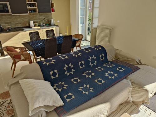 勒威诺Feluca的一张沙发,上面有星星,上面有蓝色的毯子