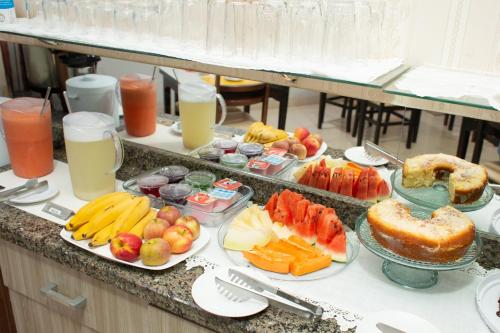 帕劳阿佩巴斯Recife Palace Hotel的自助餐,包括多种不同的水果和果汁