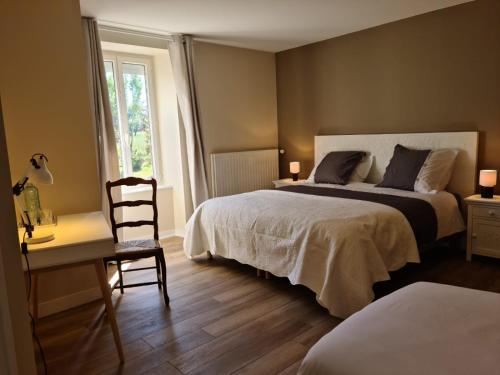 圣卡勒吉勒多Bleu Outremer的一间卧室配有一张床、一张桌子和一把椅子