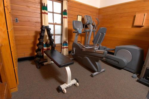 加文门特营山林小屋酒店的健身房设有2台跑步机和2辆健身自行车