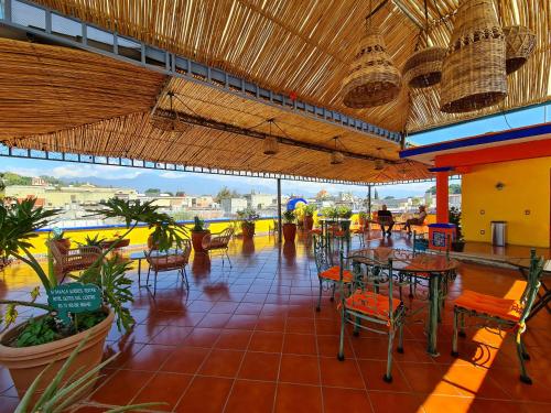 瓦哈卡市Hotel Suites Del Centro的一间设有桌椅的餐厅,享有美景。