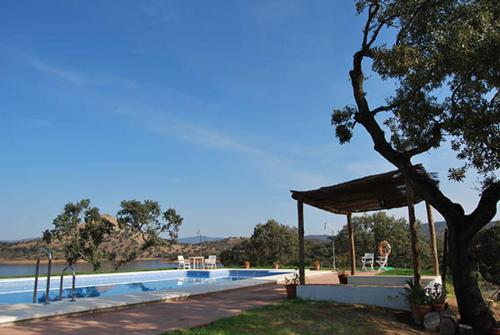 ZufreFinca La Vicaria ROMERO的一座游泳池,旁边设有凉亭