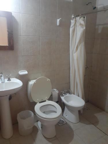 卡法亚特Hostal Candelaria的一间带卫生间和水槽的浴室