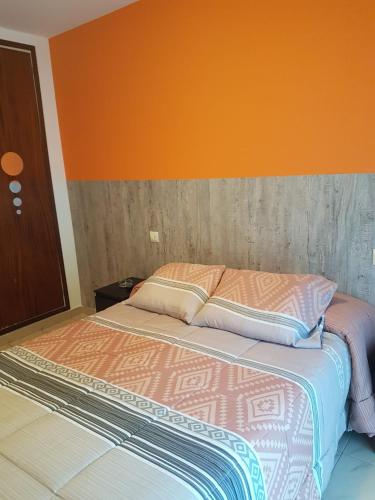 菲格拉斯Hostal Galicia的卧室内的一张带两个枕头的床