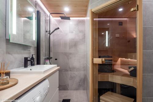 鲁卡RUKA Skilodge Ihtinki, two bedrooms (Free Wi-Fi)的一间带水槽和淋浴的浴室