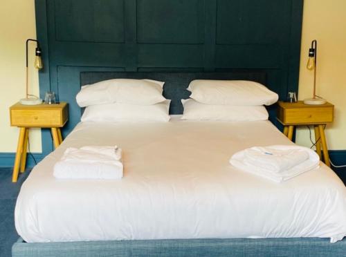 托波因特The Wilcove Inn的一张白色的大床,带两条毛巾