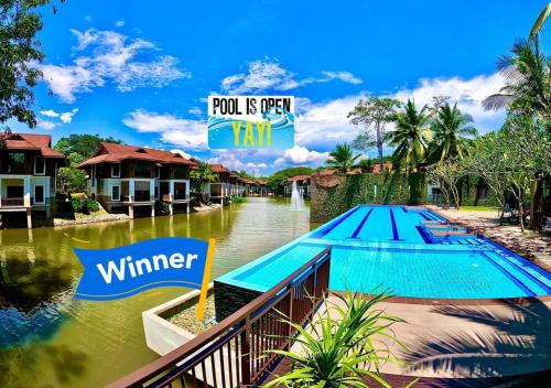 努沙再也Modern Bali Resort by HostaHome, 10mins to Legoland的游泳池位于河中