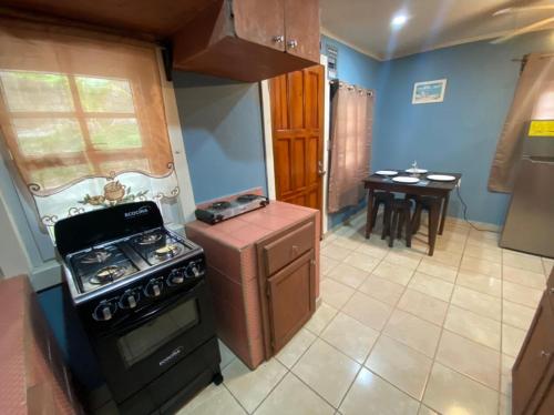 Six HutsBahia Azul Apartment的小厨房配有炉灶和桌子