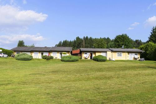 Bungalow on Lake Klopein with garden平面图