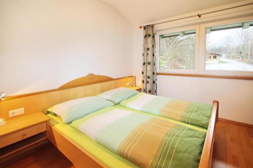 伊特尔holiday home, Itter的一间卧室配有一张带窗户的床和一张书桌