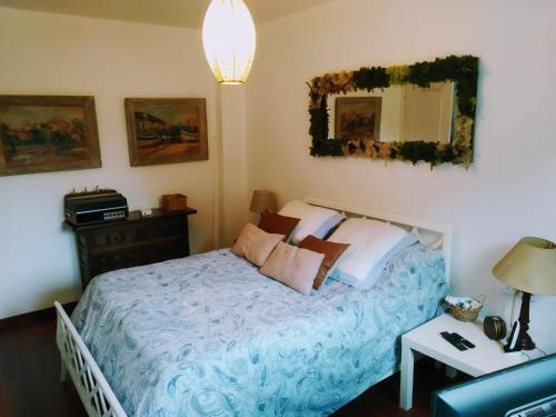 庞特维德拉Villa tana, casa compartida的一间卧室配有一张带蓝色棉被的床