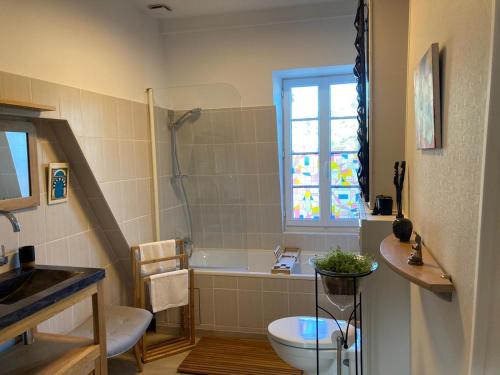 莱桑德利La Maison Carpe Diem的带淋浴、卫生间和盥洗盆的浴室