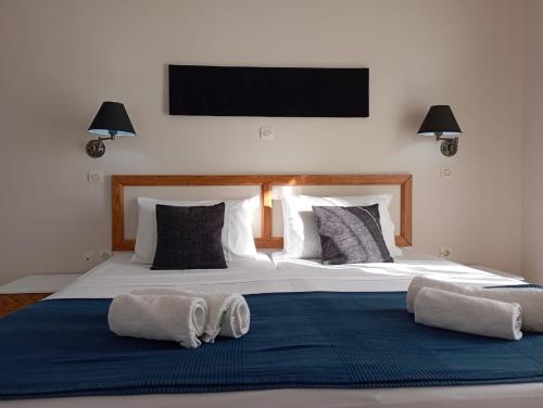 卡沃斯托尼的旅馆的一间卧室配有一张大床和两条毛巾