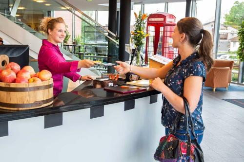 迈恩费尔德瑞士海蒂酒店的两个女人在商店的柜台上点菜