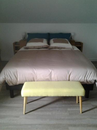 默兹河畔凡尔登La Maison Mirabeau的卧室里一张黄色长椅床