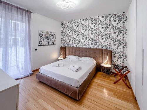 萨沃纳Nuovo bilocale nel porto antico的一间卧室配有一张带两盏灯的床。