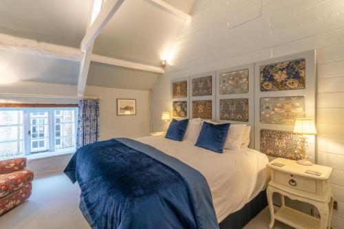 伯福德Farthingdales的一间卧室设有一张大床和一个窗户。
