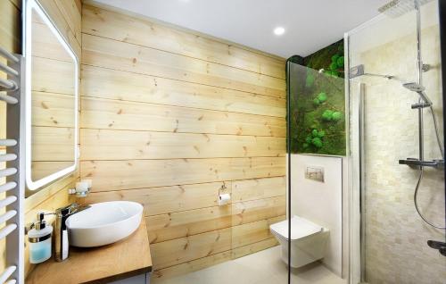 韦尔卡鲁穆尼卡Vila Valentina的一间带木墙、水槽和淋浴的浴室