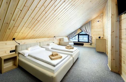 韦尔卡鲁穆尼卡Vila Valentina的配有木天花板的客房内的两张床