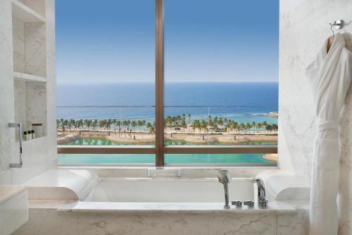 吉达Shangri-La Jeddah的浴室设有海景窗户。