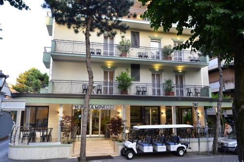 贝拉里亚-伊贾马里纳Hotel Sampaoli的停在大楼前的高尔夫球车