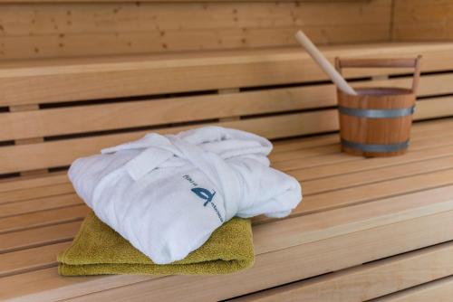 菲茨瑙菲茨瑙阿尔卑斯植被湖泊与研讨会酒店的桑拿浴室里的一大堆毛巾