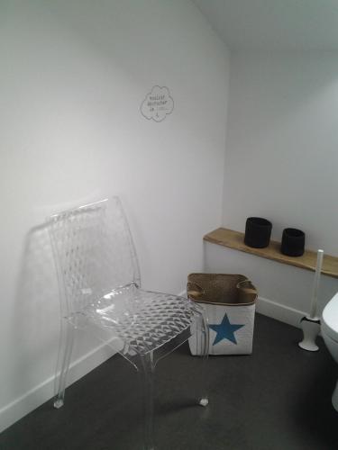 默兹河畔凡尔登La Maison Mirabeau的墙上有一星的白色椅子