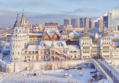 莫斯科伊兹麦洛娃三角洲酒店的一座大建筑,在城市前被积雪覆盖