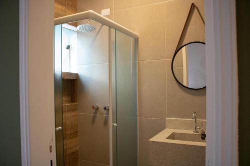 圣若泽杜斯坎普斯Hotel Jardim Sul的带淋浴、盥洗盆和镜子的浴室