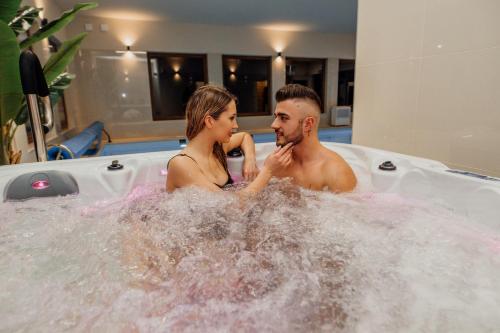 文奇察Medical Spa Kwiatowa的坐在热水浴缸中的男人和女人