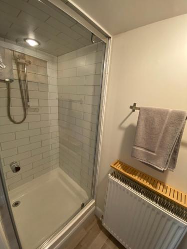皮特洛赫里Cobbler's Cottage at Kindrochet, Strathtay的带淋浴和玻璃淋浴间的浴室