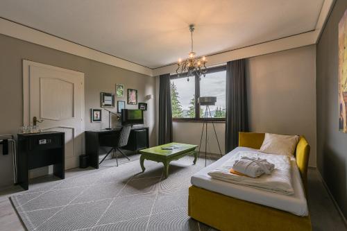 沃尔特湖畔韦尔登Hotel Parks的一间卧室配有一张床、一张书桌和一个窗户。