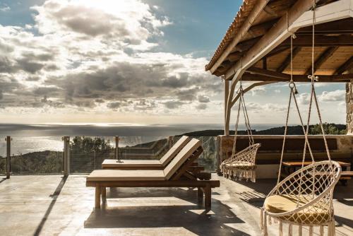 Éxo KhóraStoneMill Villa, a Sumptuous Escape, By ThinkVilla的美景庭院设有桌椅