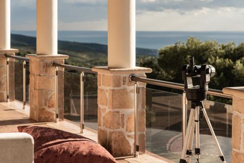Éxo KhóraStoneMill Villa, a Sumptuous Escape, By ThinkVilla的海景阳台上的摄像头