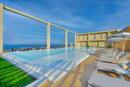 吉达Shangri-La Jeddah的酒店拥有游泳池和躺椅