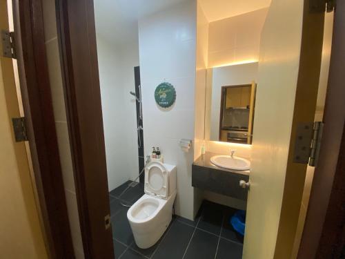 古晋Imperial Suites Apartments的一间带卫生间和水槽的浴室