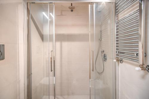 罗马Casa Vantaggio的浴室里设有玻璃门淋浴