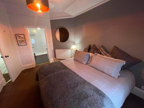 伦丁林克斯阿普拉格餐厅酒店的一间卧室配有一张大床和枕头