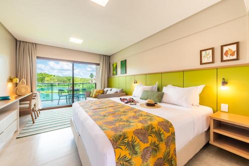 LaranjeirasReserva dos Lagos By Nobile - Boa Luz的酒店客房设有一张床和一个阳台。