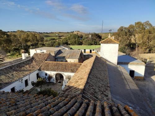 比利亚马尔廷FINCA LAS ROSAS DE SANTA ANA的村庄屋顶的空中景观