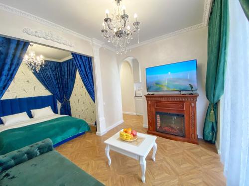 丰坦卡Kikasso Art Apart Odessa的一间卧室配有一张床、一个壁炉和一台电视。