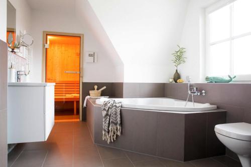 富伦多夫Holiday house, Fuhlendorf的带浴缸和卫生间的浴室。